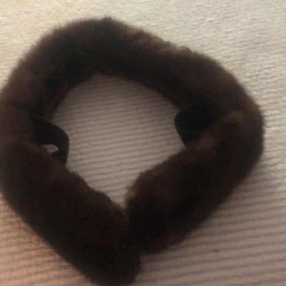 Vintage mink fur collar with clips on each end and loops. Excellent condition. - Picture 2 of 3